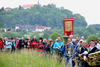 Beim frühen Morgenlicht ziehen die Walldürnwallfahrer nach dem Sonntagsgottesdienst  auf dem Volkersberg weiter zum Etappenziel Hammelburg